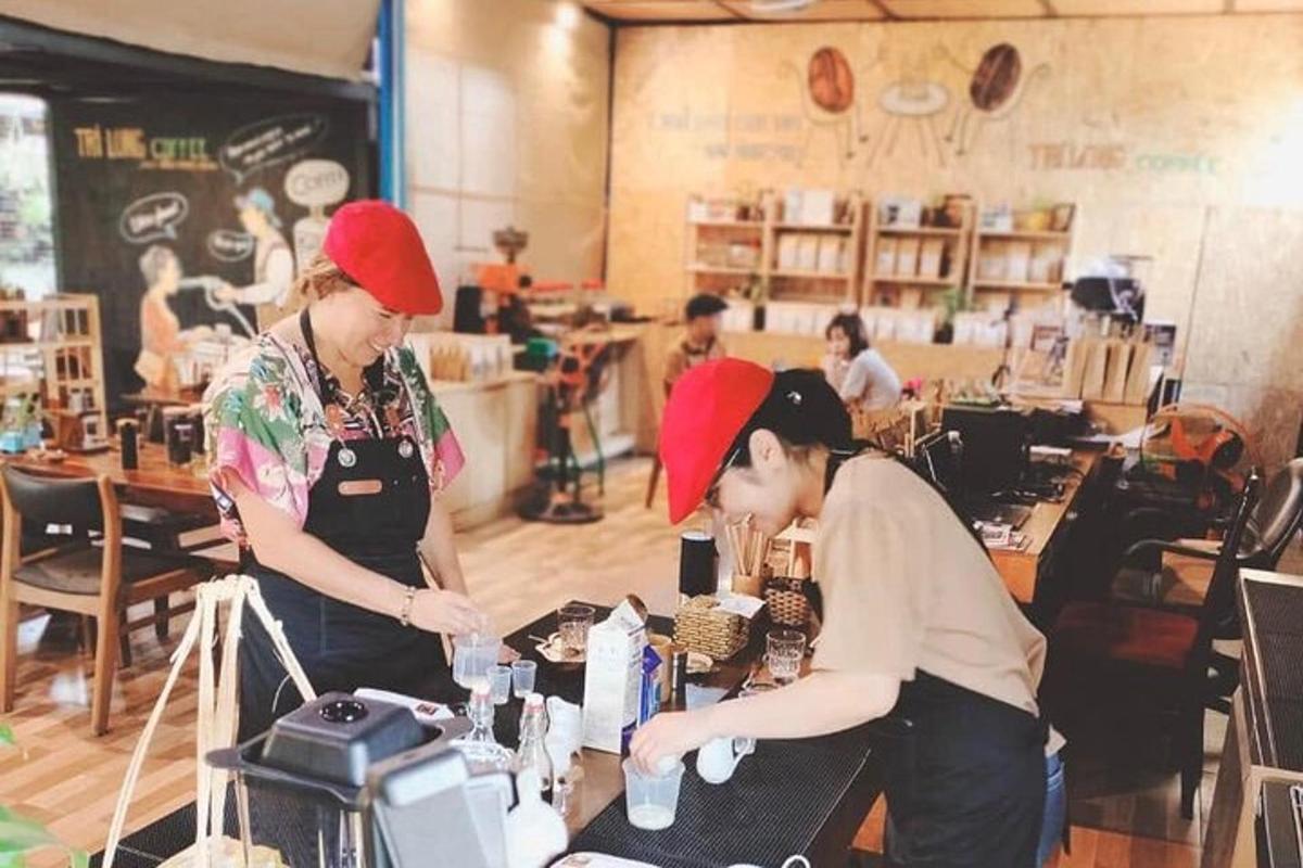 due donne in piedi a un tavolo in un ristorante