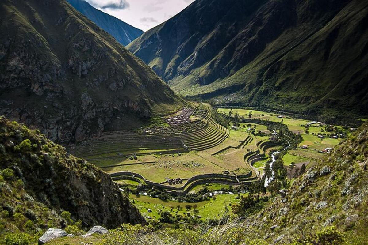 una vista d'una vall en una muntanya