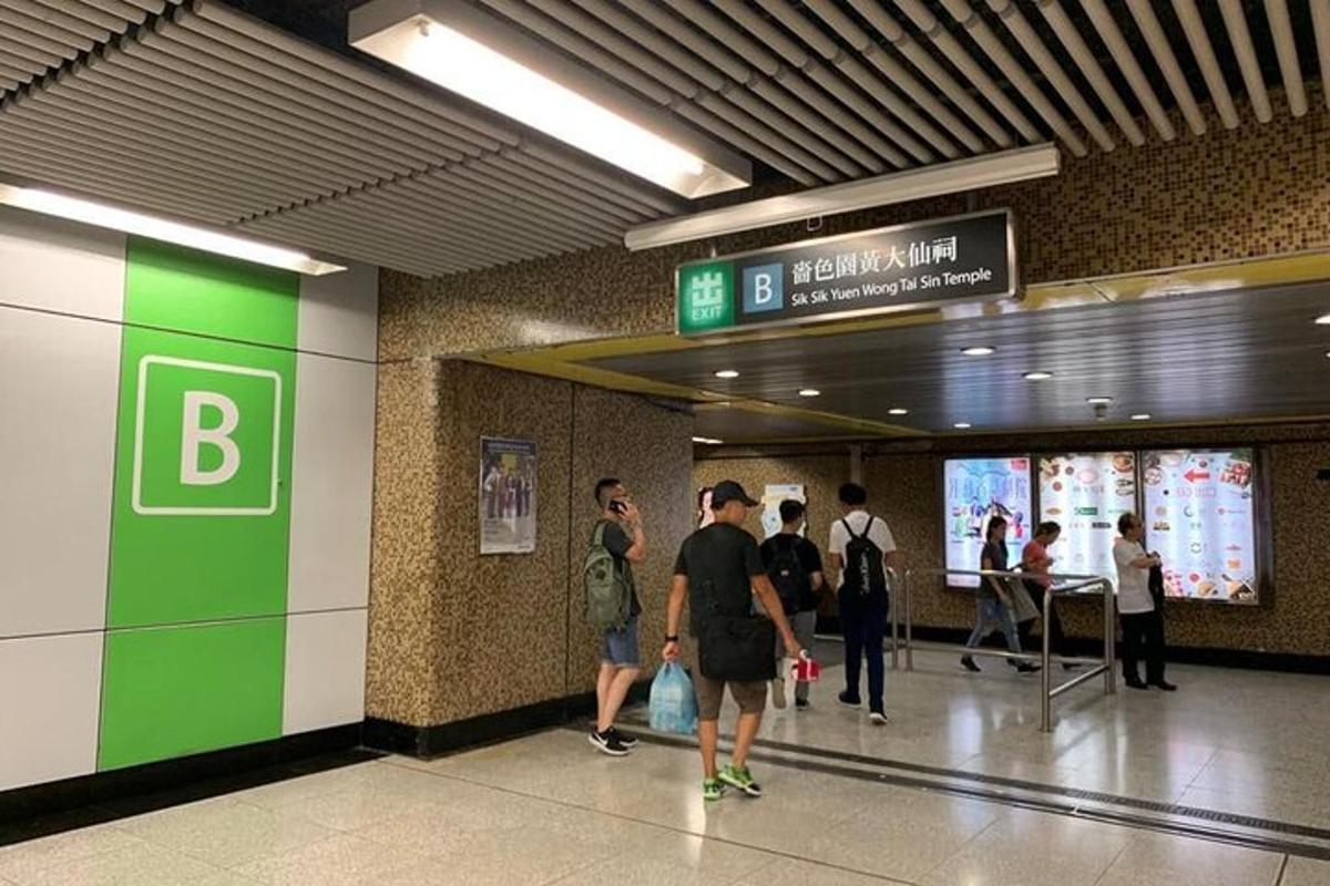 un gruppo di persone in piedi nella hall di un aeroporto