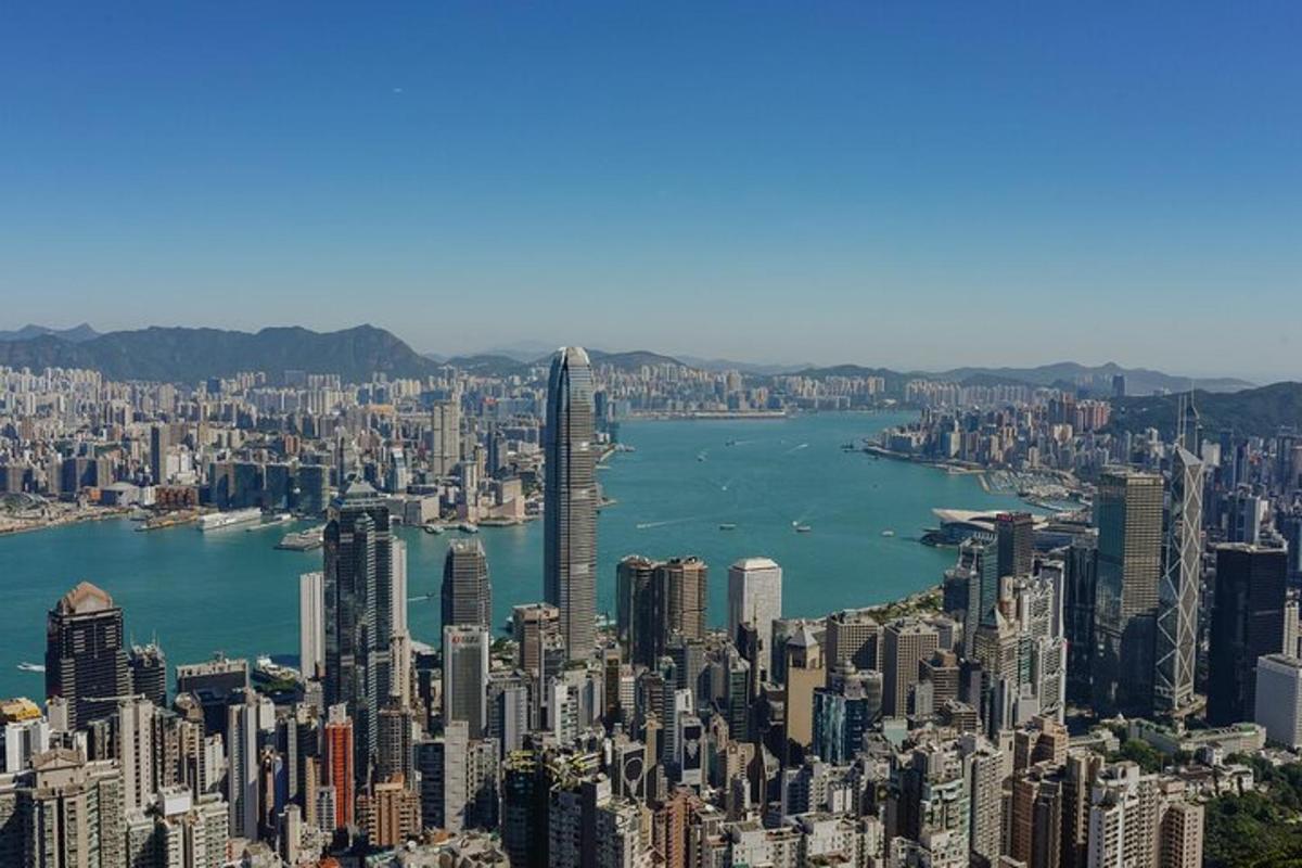 une vue aérienne d'une grande ville avec des bâtiments