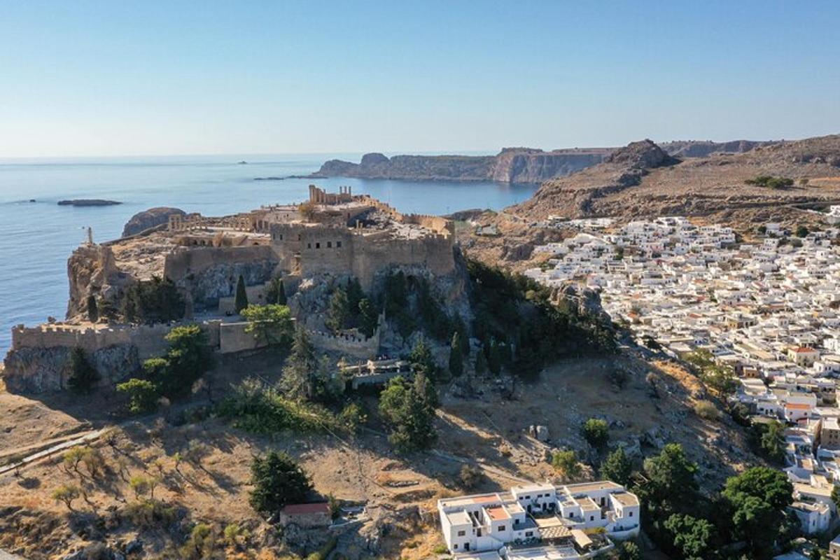 Μια εναέρια άποψη ενός χωριού σε έναν λόφο δίπλα στον ωκεανό