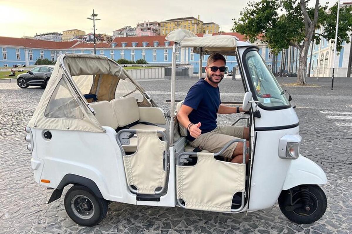 un uomo seduto in un piccolo golf cart bianco