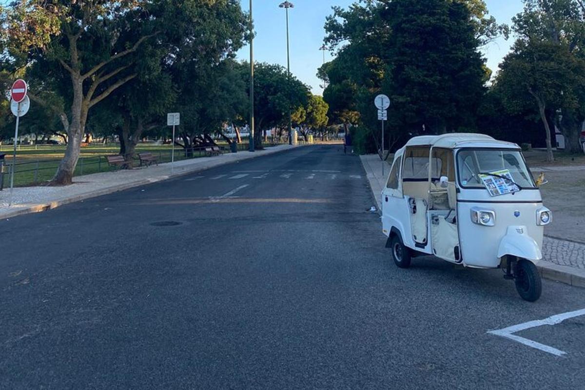 malé auto zaparkované na kraji ulice