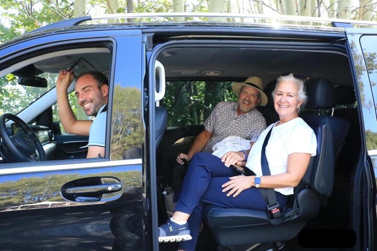 un gruppo di persone sedute sul sedile posteriore di un'auto