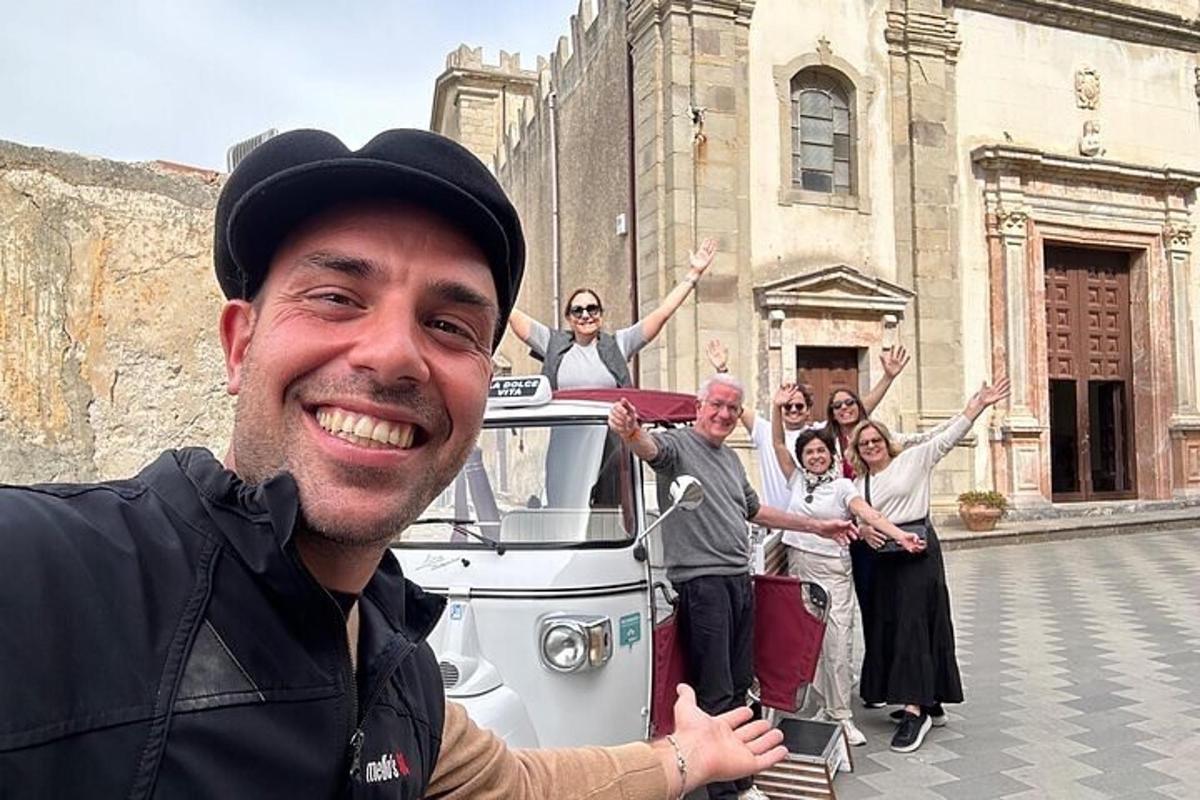 un uomo in piedi di fronte a un gruppo di persone