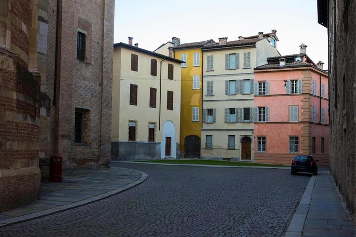 una strada cittadina con edifici e un'auto sulla strada