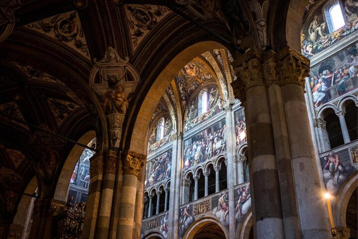 una grande stanza con dipinti sulle pareti di un edificio
