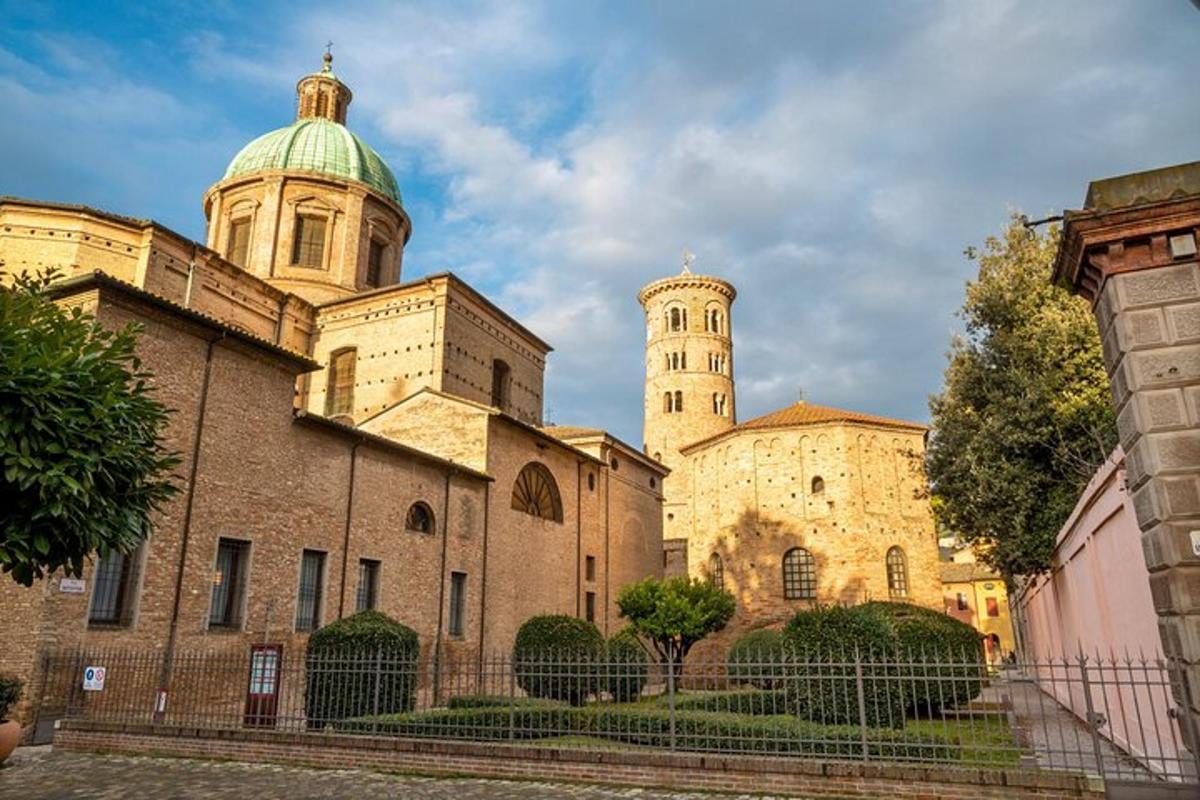 un edifici amb dues torres a sobre