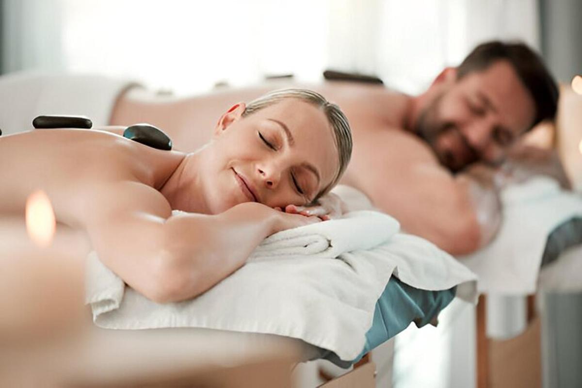 ein Mann und eine Frau liegen in einer Badewanne
