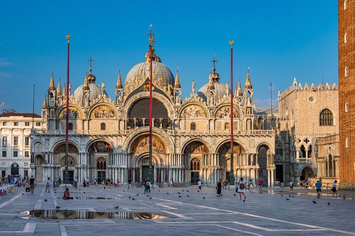 un grande edificio con persone che camminano davanti ad esso
