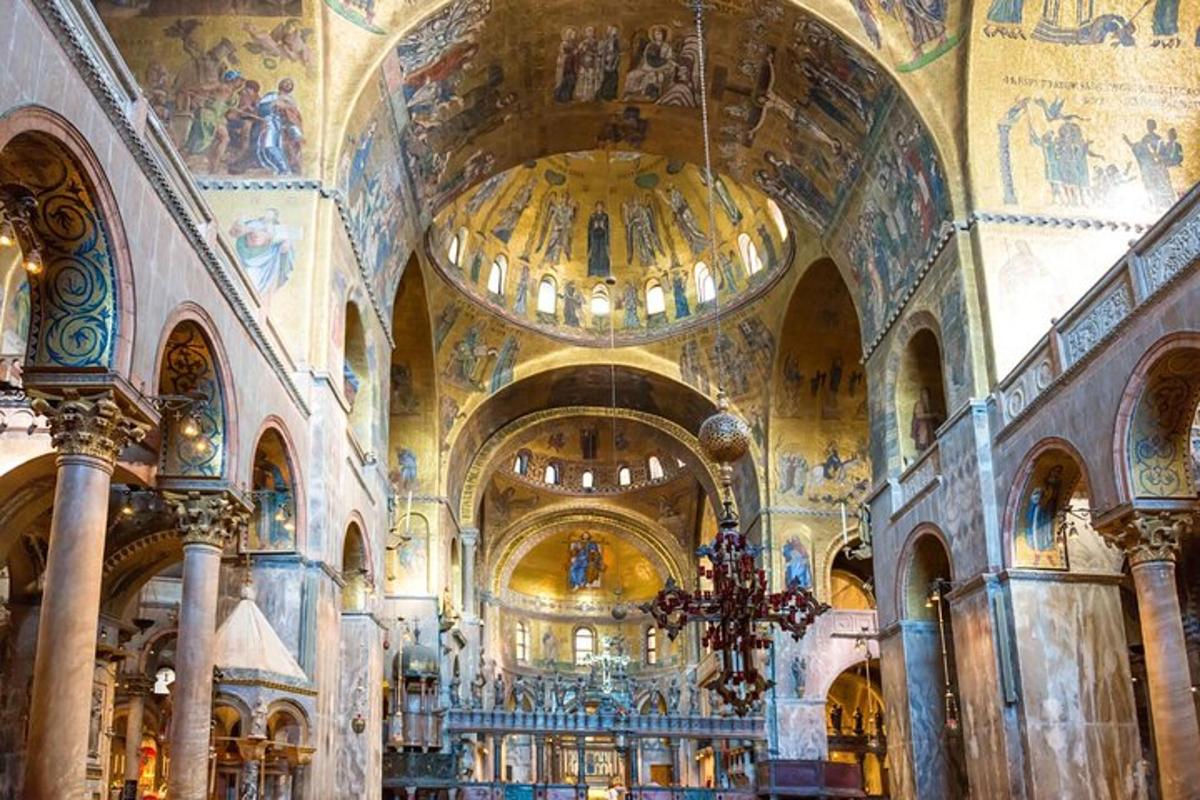 una grande chiesa con dipinti sui soffitti e un lampadario
