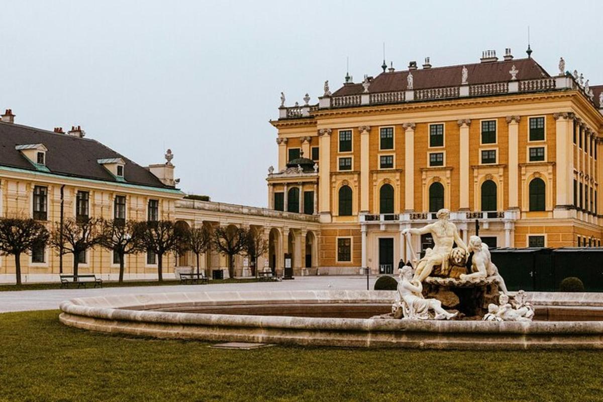 vodnjak pred veliko rumeno stavbo