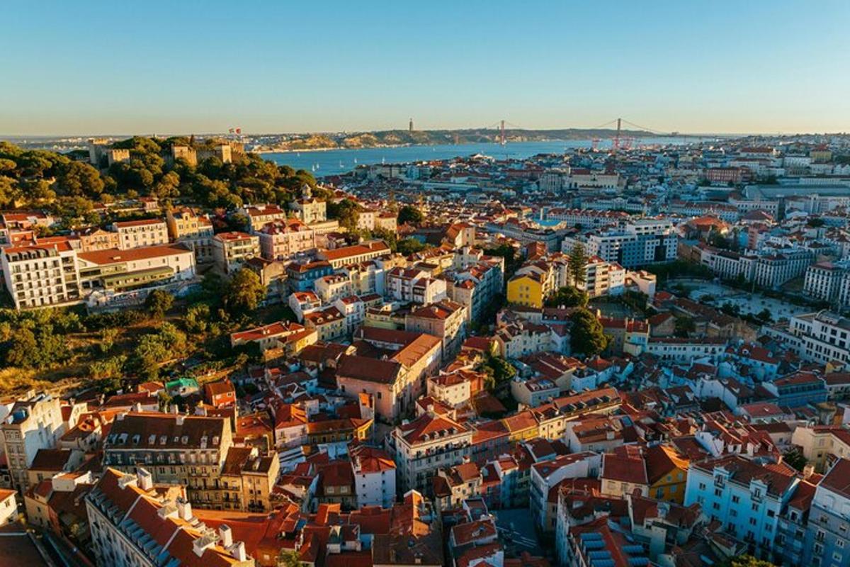 uma vista aérea de uma cidade com edifícios