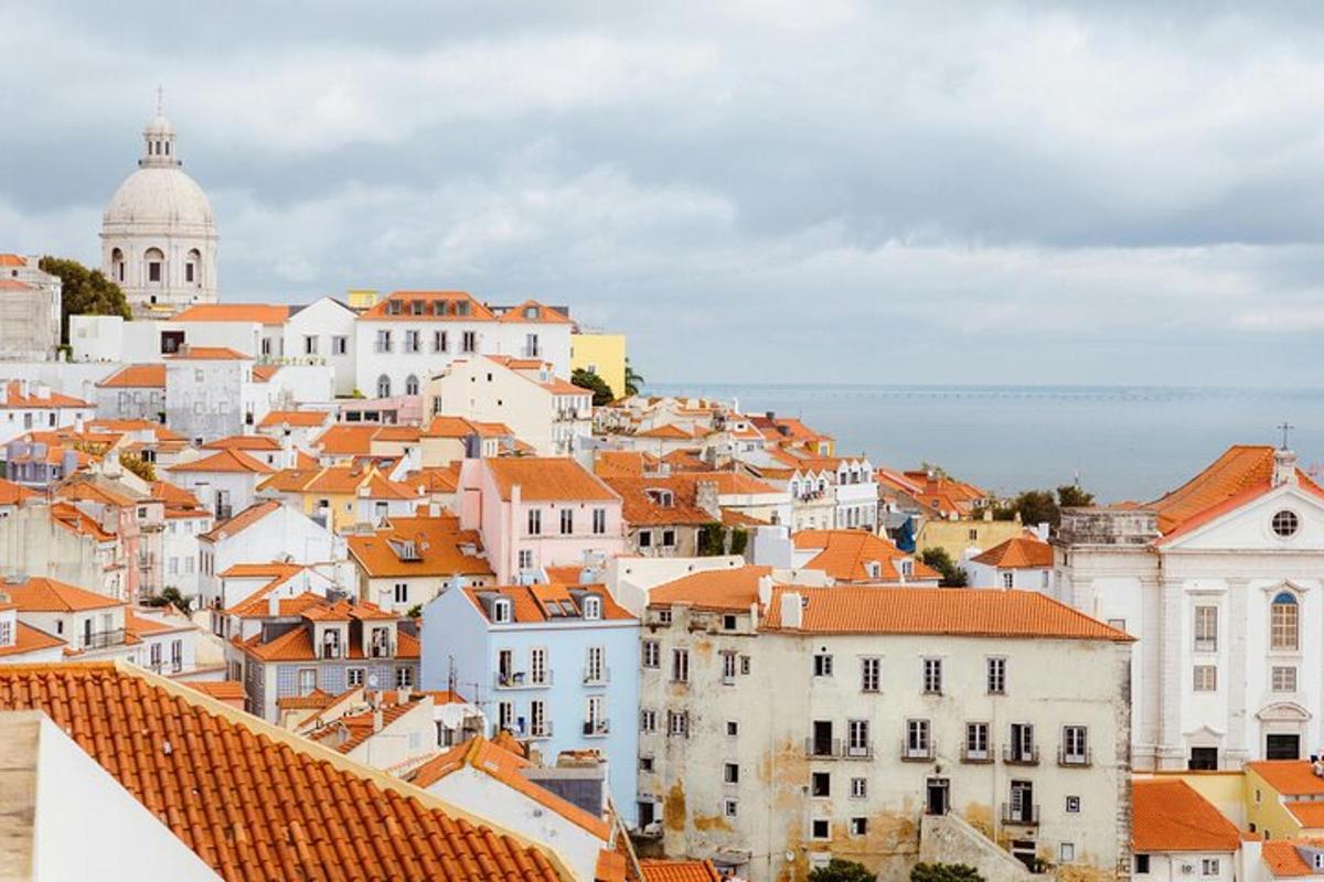 pogled na mesto z oranžnimi strehami