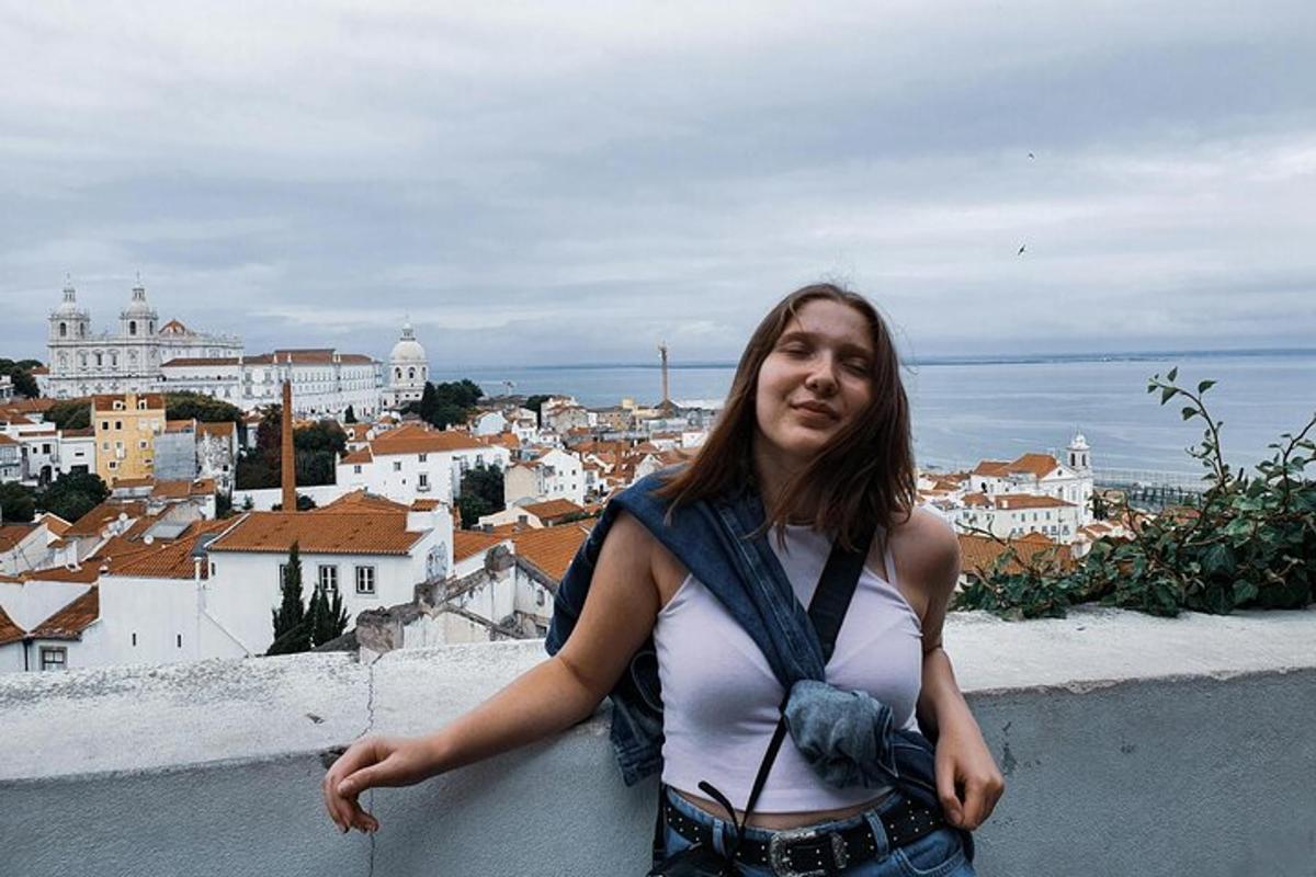 ženska, ki stoji na vrhu zidu z mestom