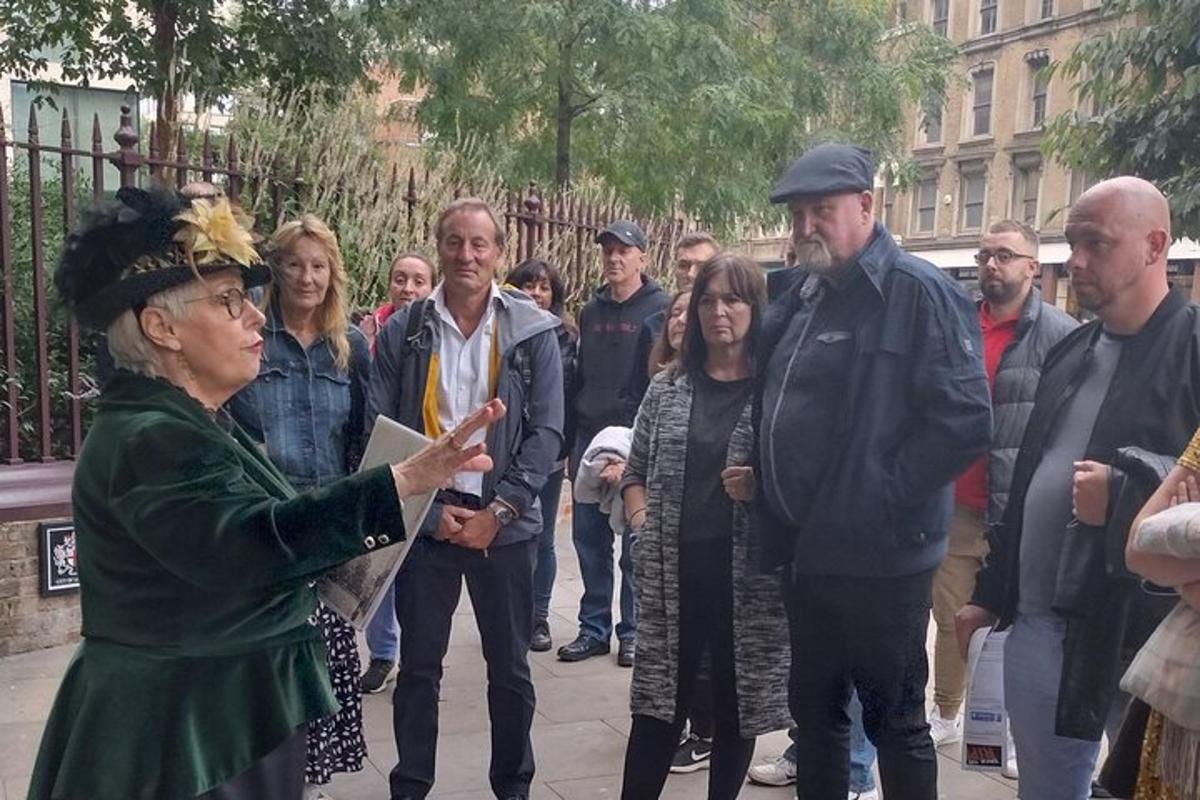 žena stojící před skupinou lidí