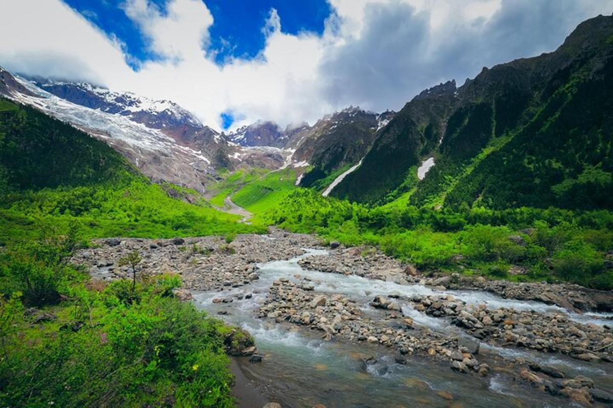山谷中间的一条河流