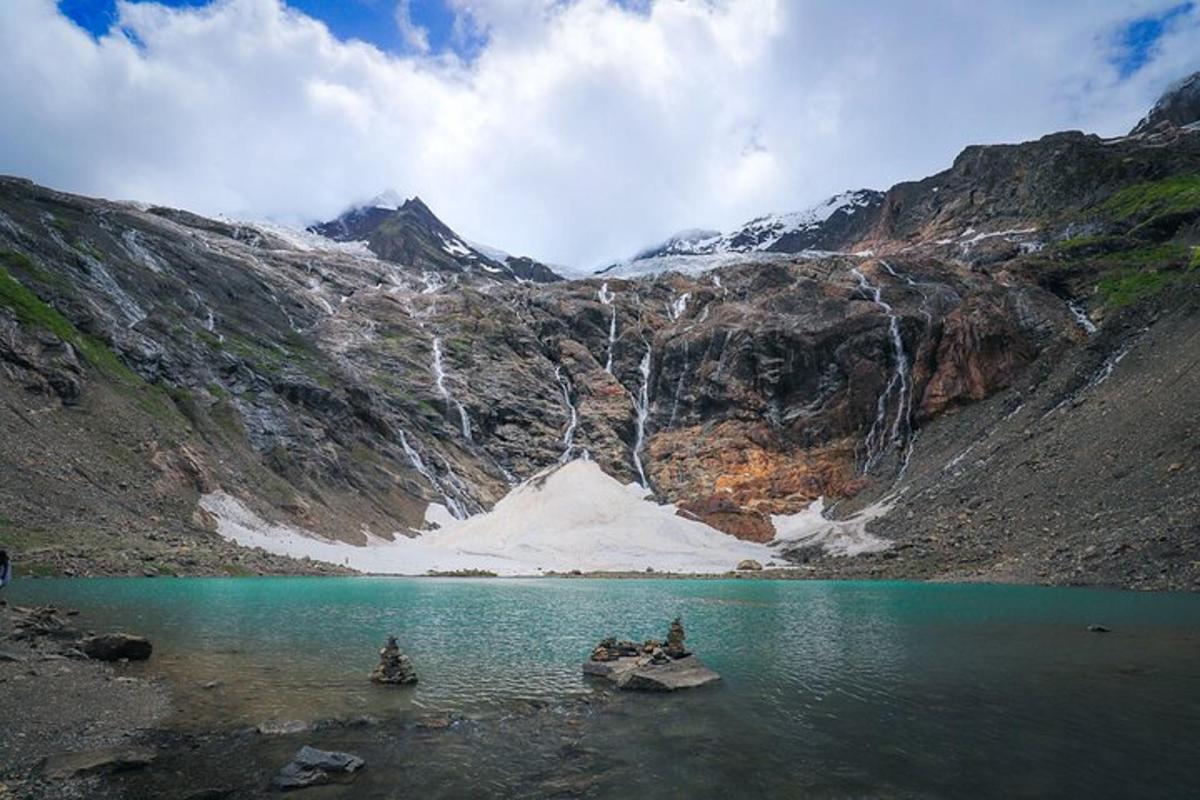 一座有水和瀑布的山