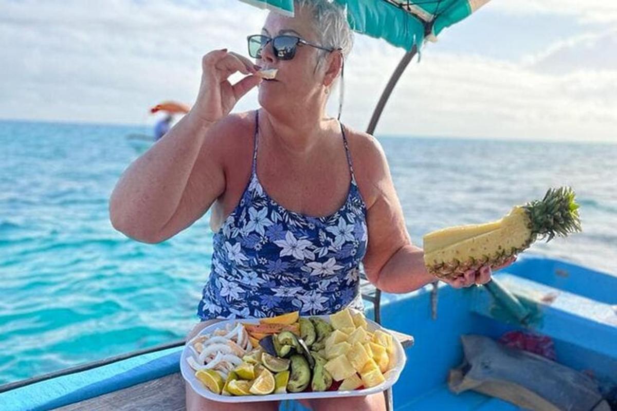 žena stojící na lodi s talířem jídla