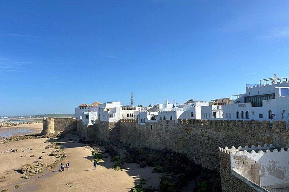 um grupo de edifícios brancos ao lado de uma praia