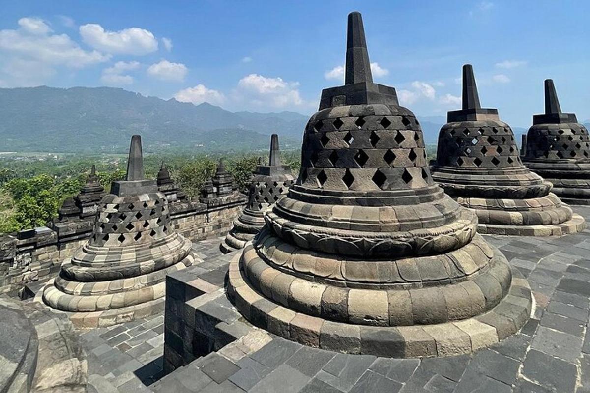 un grupo de estatuas de piedra en la parte superior de un edificio