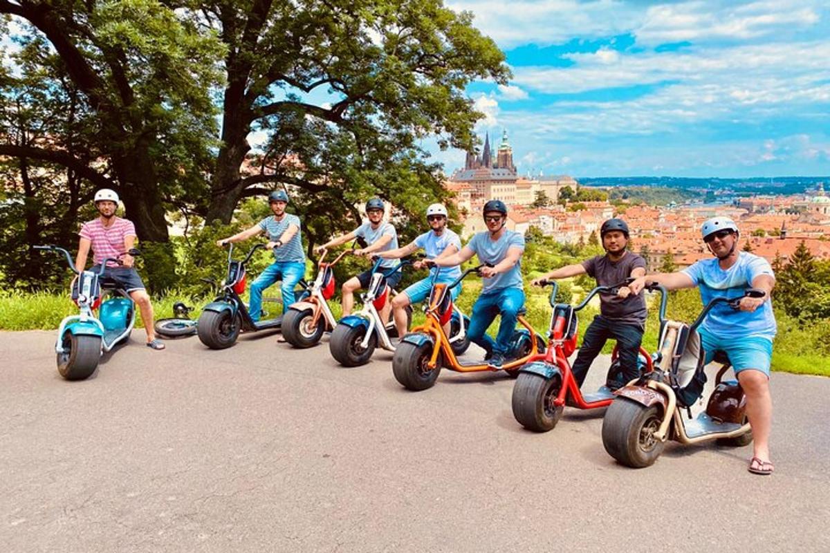 grupp lapsi tõukeratastega linna ees