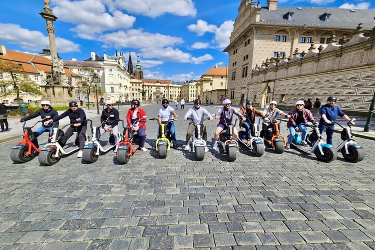 grupp inimesi, kes poseerivad tõukeratastega pildi jaoks