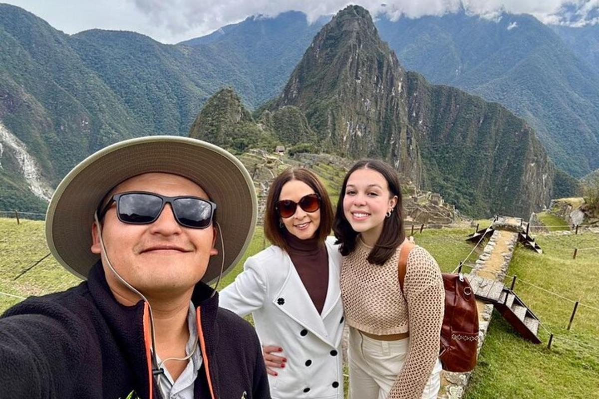 un gruppo di tre persone in piedi di fronte a una montagna