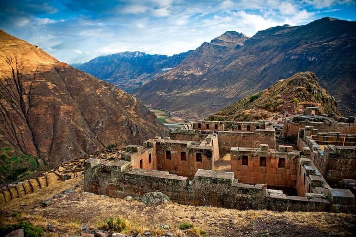 un vecchio edificio su una montagna con montagne sullo sfondo