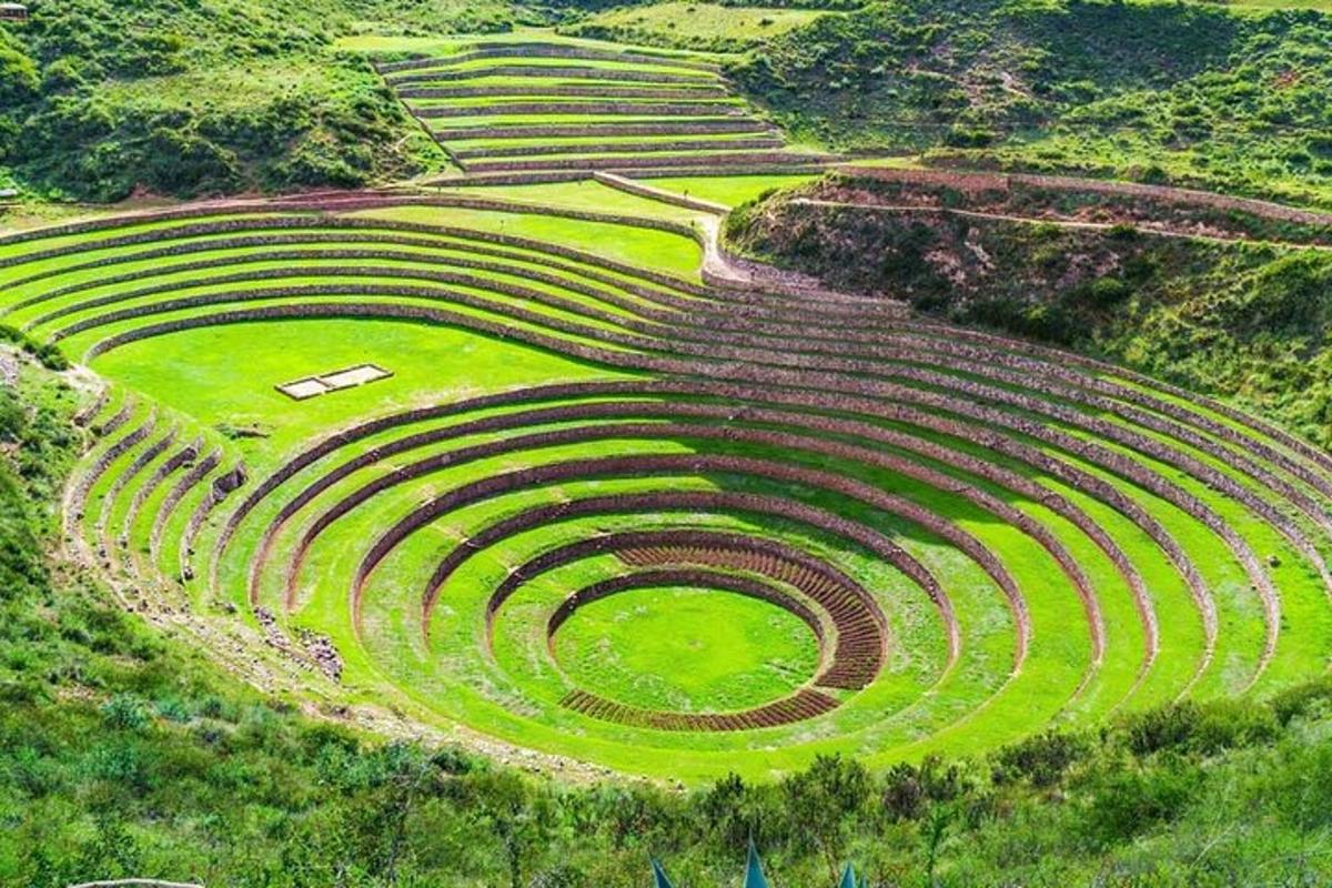 un anfiteatro in un campo su una collina