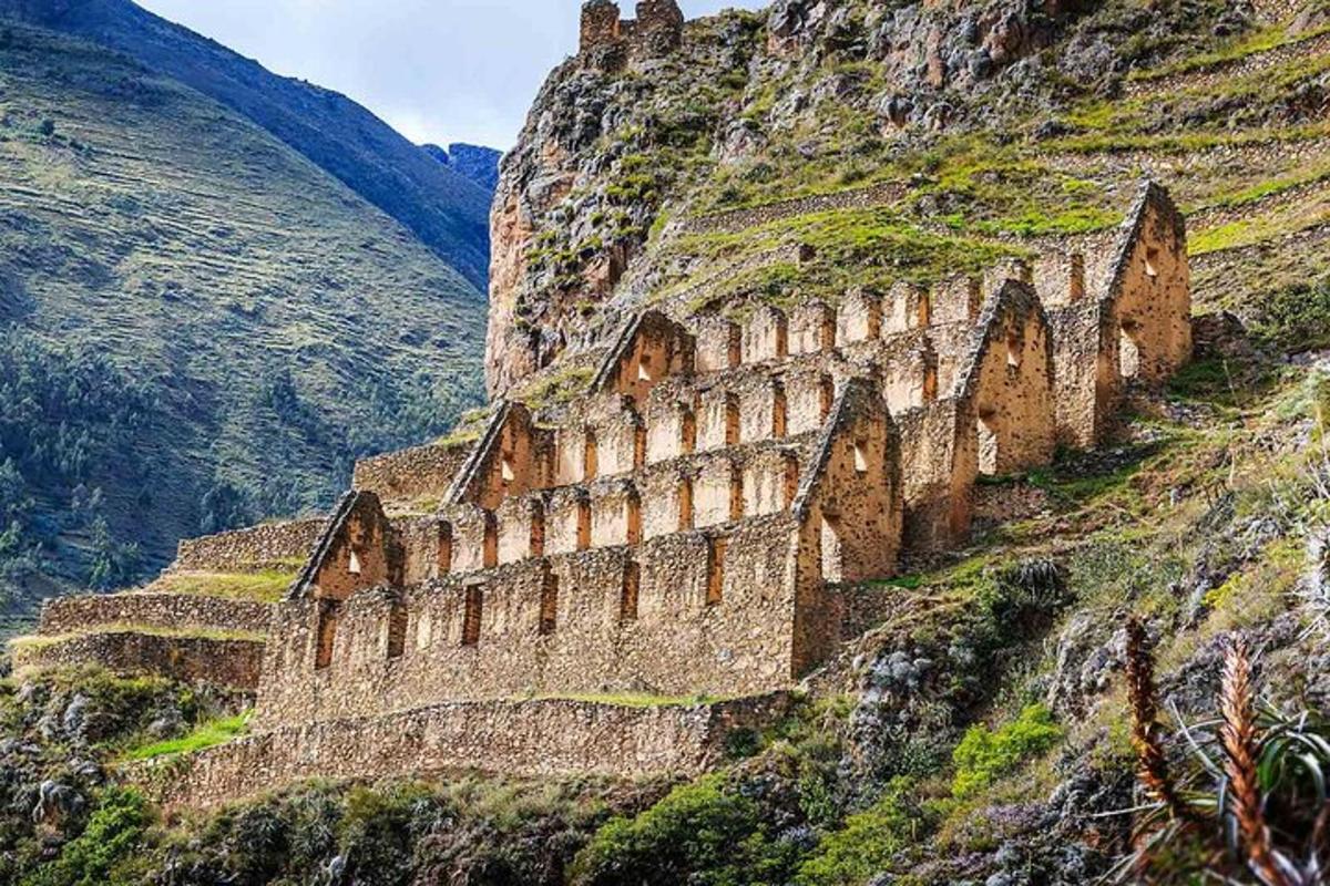 un edificio sul fianco di una montagna