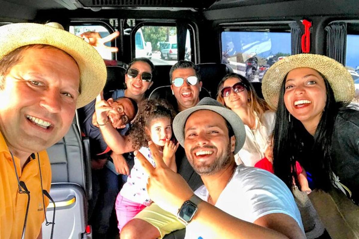 un grup de persones que viatgen en un autobús