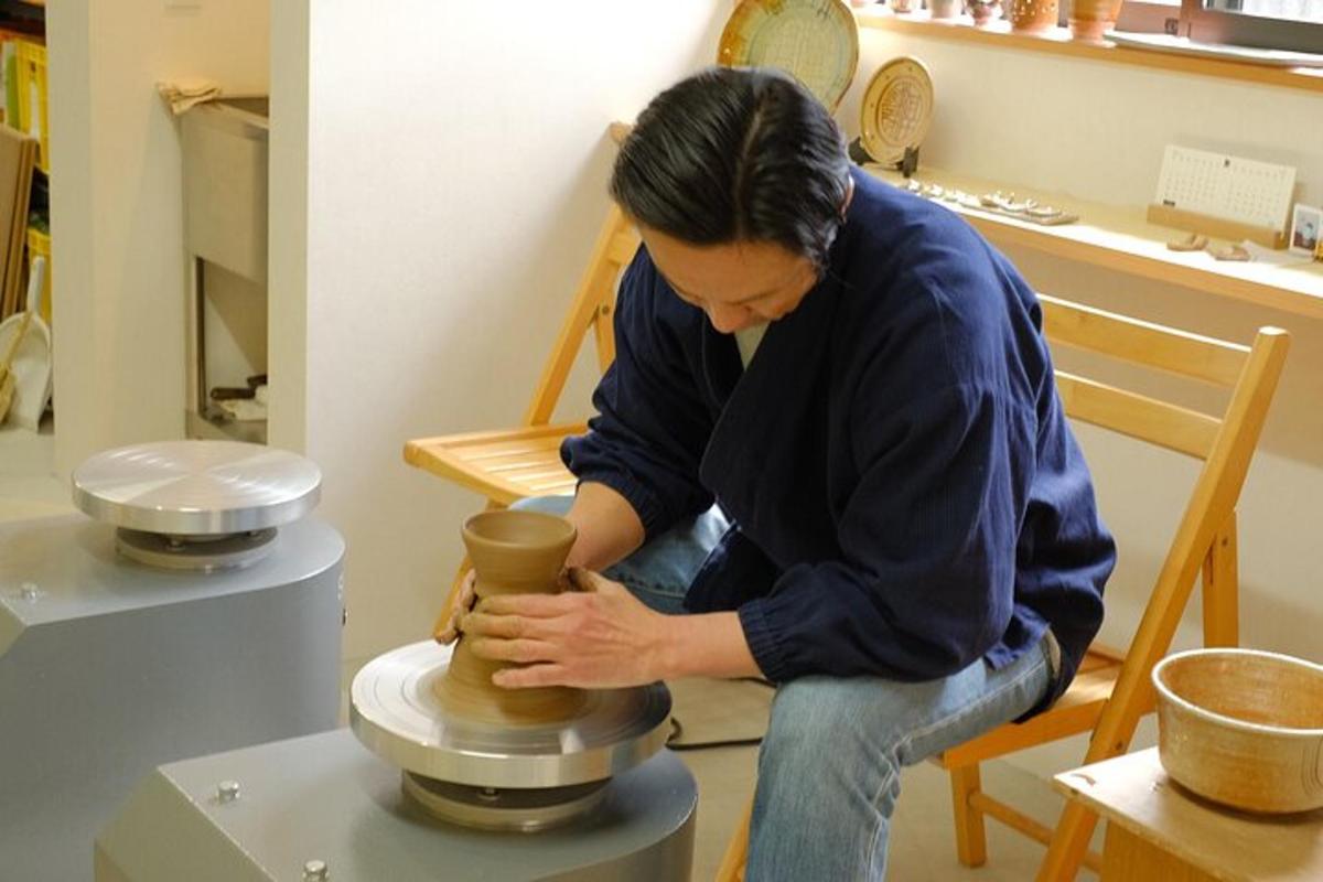 een man die een pot maakt op een pottenbakkerswiel