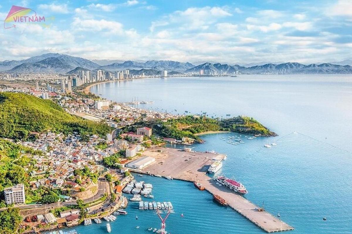 Una vista aérea de un puerto con barcos en el agua.