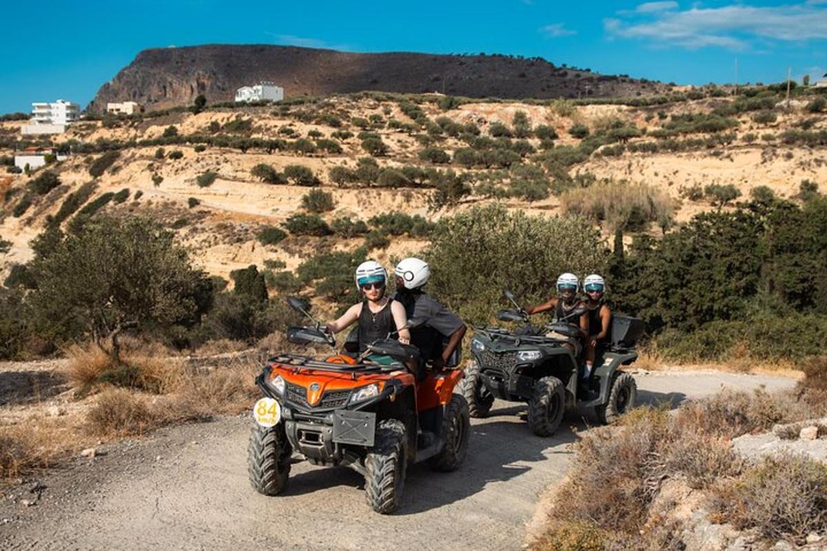 un grup de persones que condueixen quads per un camí de terra