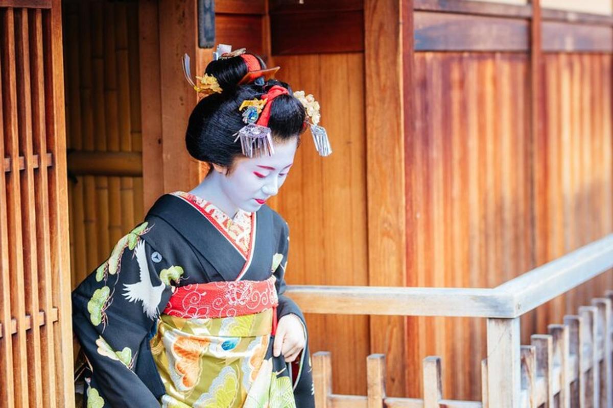 seorang wanita berkimono berdiri di hadapan sebuah bangunan