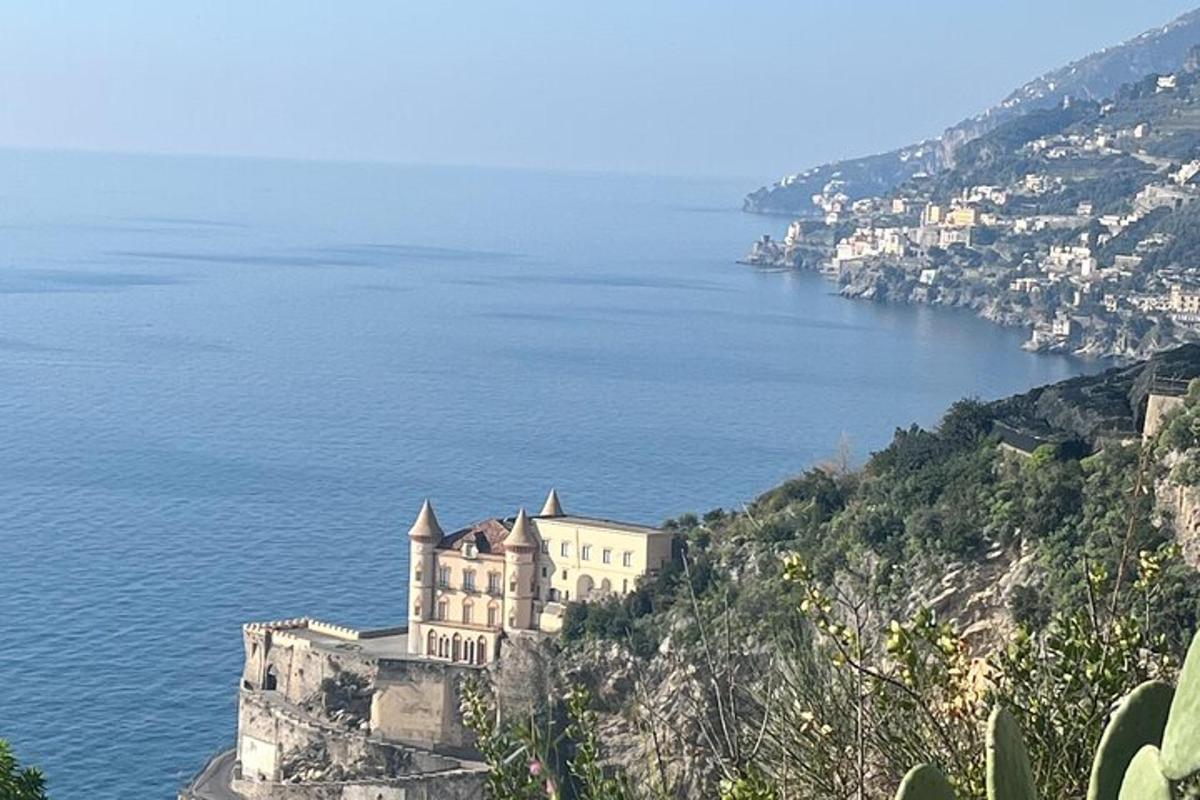 hrad na vrcholu kopce u oceánu