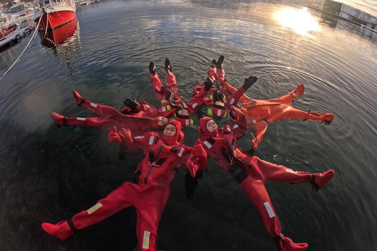 un gruppo di persone in tute rosse in acqua