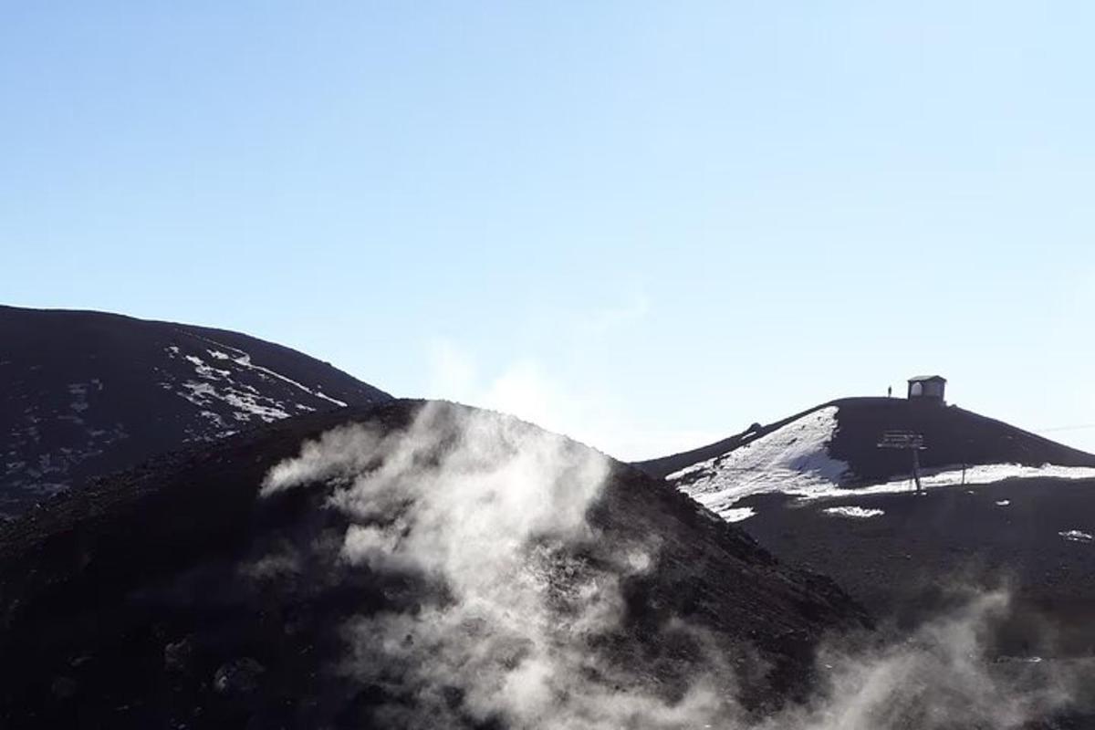snæþakið fjall með húsi ofan á