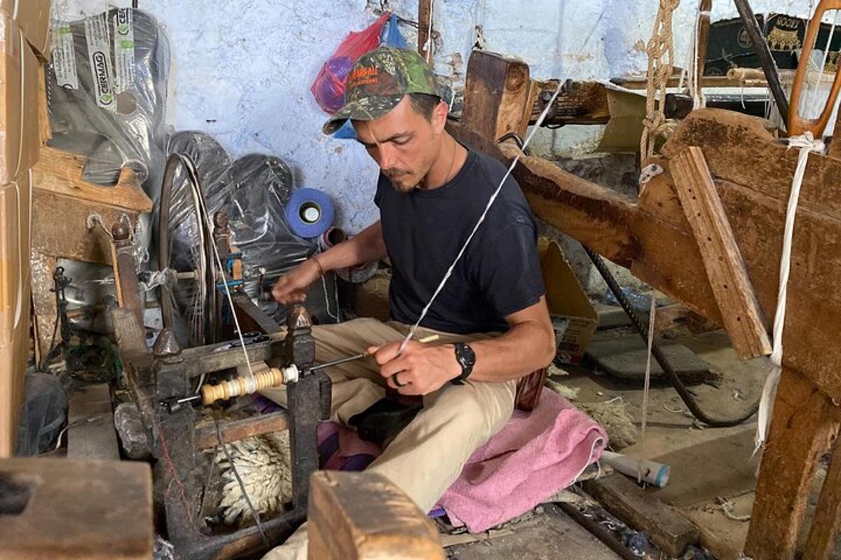 bir adam bir tahta parçası üzerinde çalışıyor