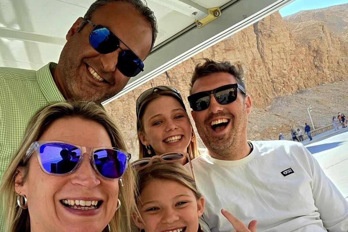 un gruppo di persone che indossano occhiali da sole in posa per una foto