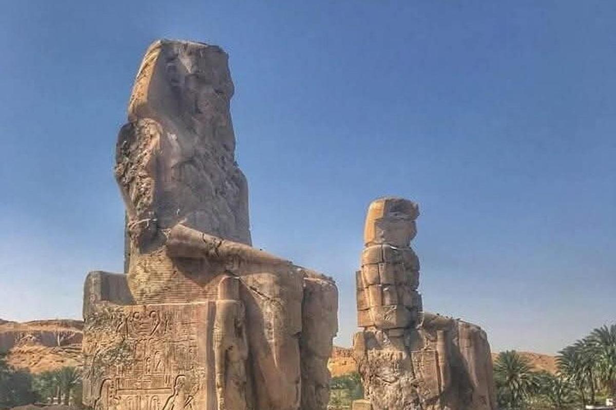 uma grande estátua de anúbis no deserto