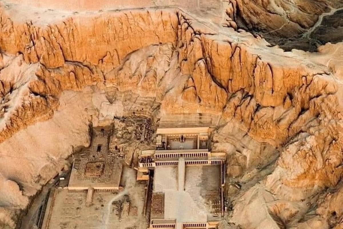 uma vista aérea de uma caverna em um penhasco