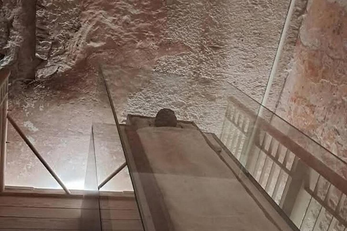 una persona seduta in cima a un soffitto di vetro