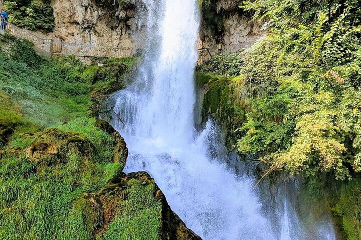 una cascata sul fianco di una montagna