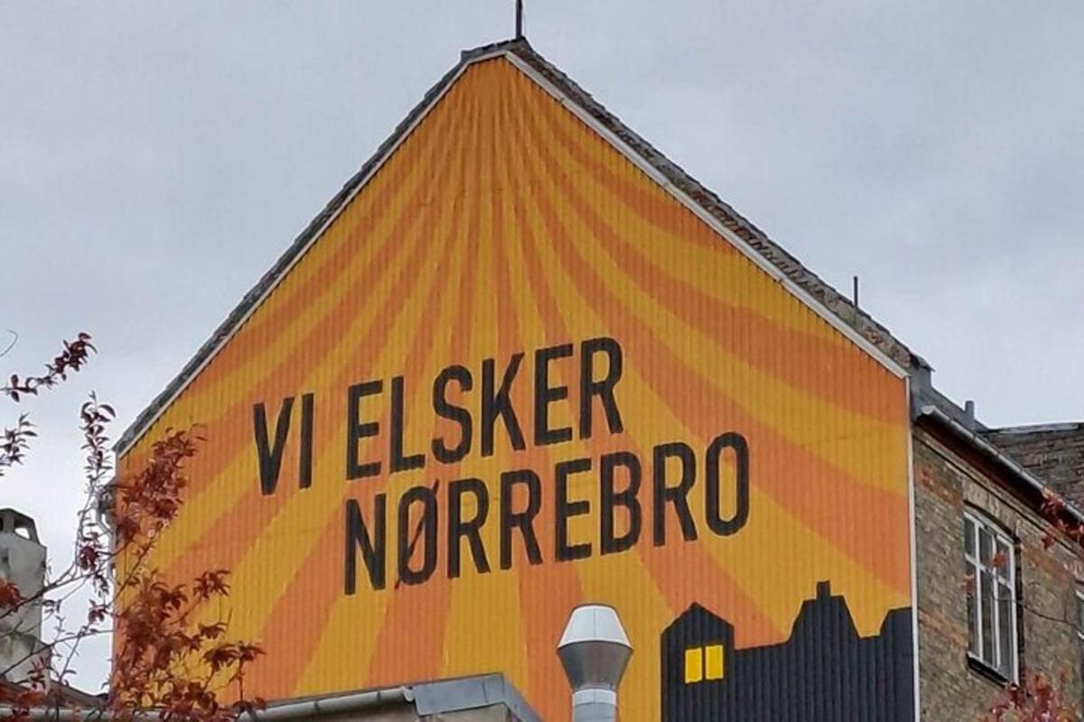 skilti á hlið byggingar