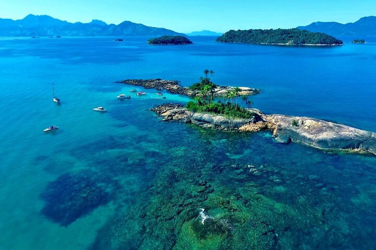 otok u vodi s brodovima na njemu