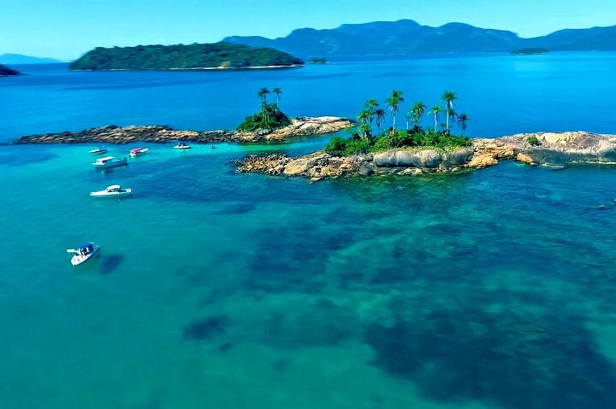 una isla con palmeras y barcos en el agua