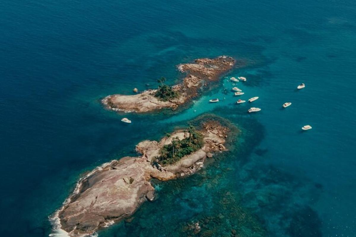 una isla en el océano con barcos en el agua