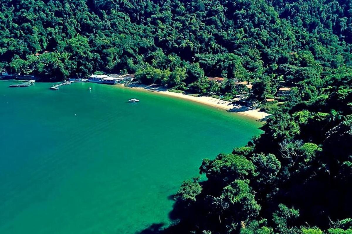 una vista aerea di una spiaggia con una barca in acqua